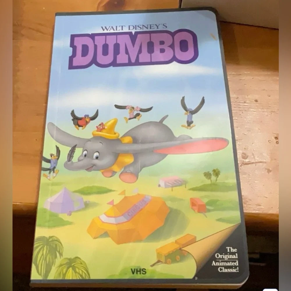 Disney: Dumbo hardcover small notebook replicate an old VHS tape of the movie.
